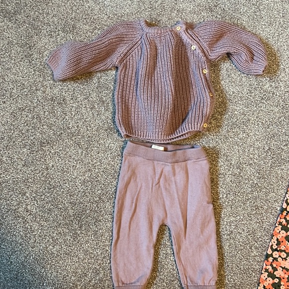 3 baby girl outfits 3M - H&M & Cynthia Crowley & Carters. - Picture 3 of 4
